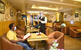 Aman Continental - 2Mins From Railway Station And 5 Mins From Metro